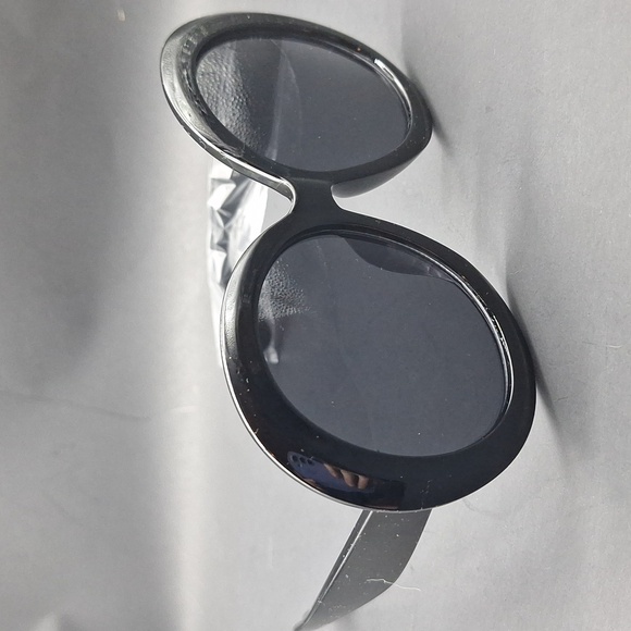 New Black Oversized Oval Sunglasses – Y2K Retro Style - Picture 5 of 9